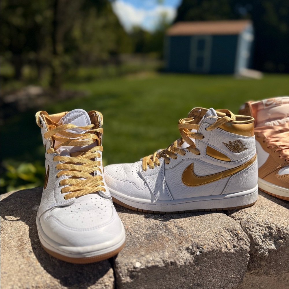 Wmns Nike Air Jordan 1 Retro High Og 'Metallic Gold'